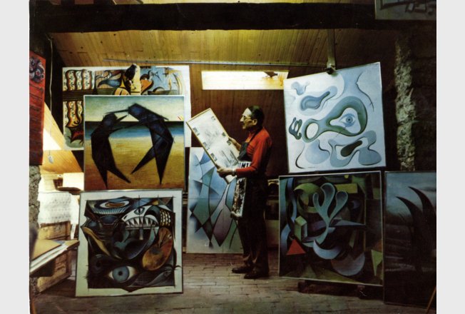 Perghem in his studio with some of his works of the time.
